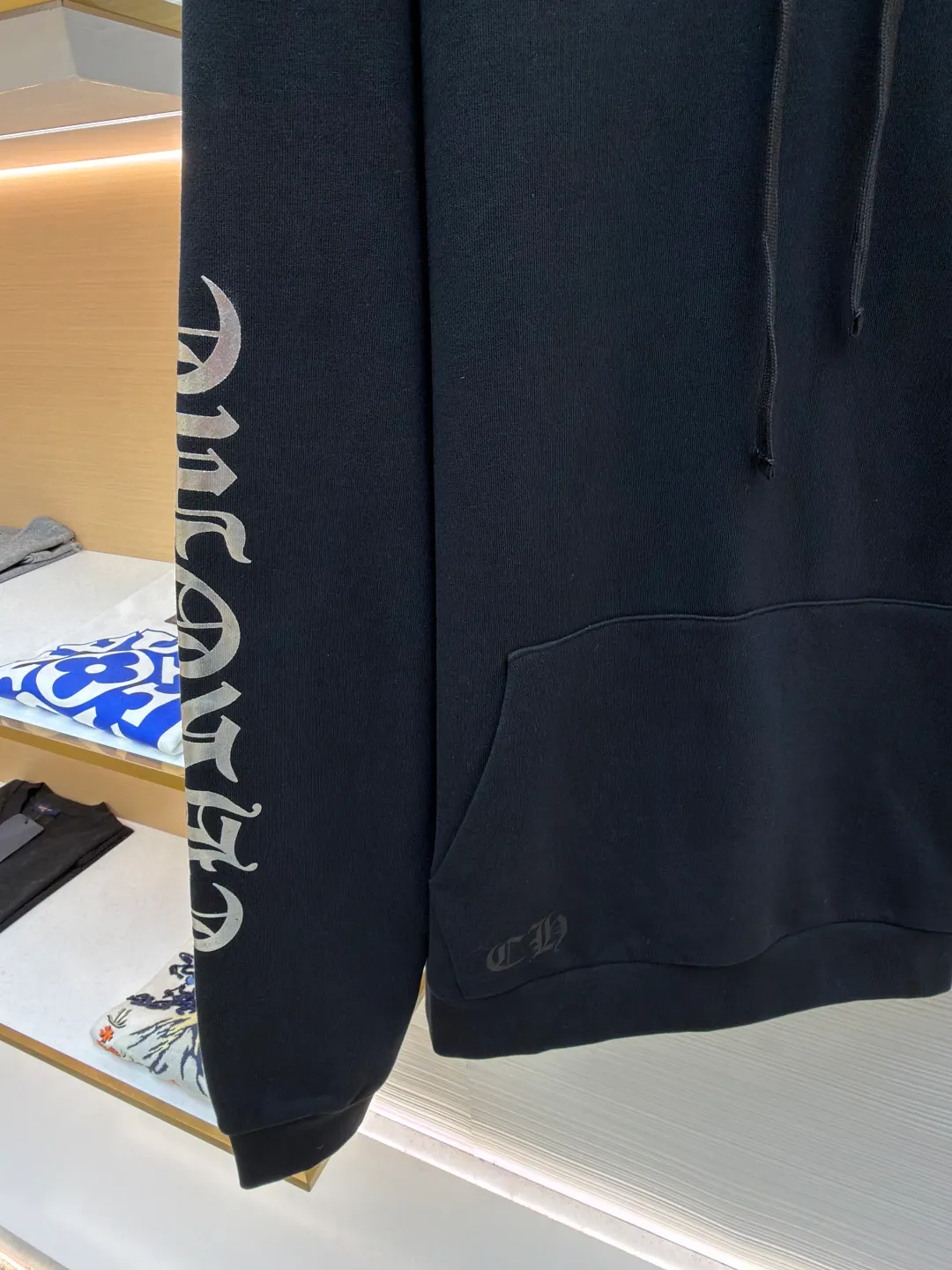 Chrome Hearts 1988 limited sweatshirt ●Original version: Purchased and developed for 7999 ●Item number: 1680865-A75 ●Fabric: 100% cotton fabric ●Technology: Ink printing ●Version: Loose fit ●Weight: about 880g ●Size: S-M-L ●Description: The fabric is made of 420g fleece cotton. Printing uses a variety of printing techniques, including thermoset ink printing. The overall wiring is straight and delicate, the fabric is comfortable and soft, and the color is consistent without color difference. It can be matched with the same style to create a fashionable look and control various occasions. Customized accessories, complete with three standards, same style for men and women!